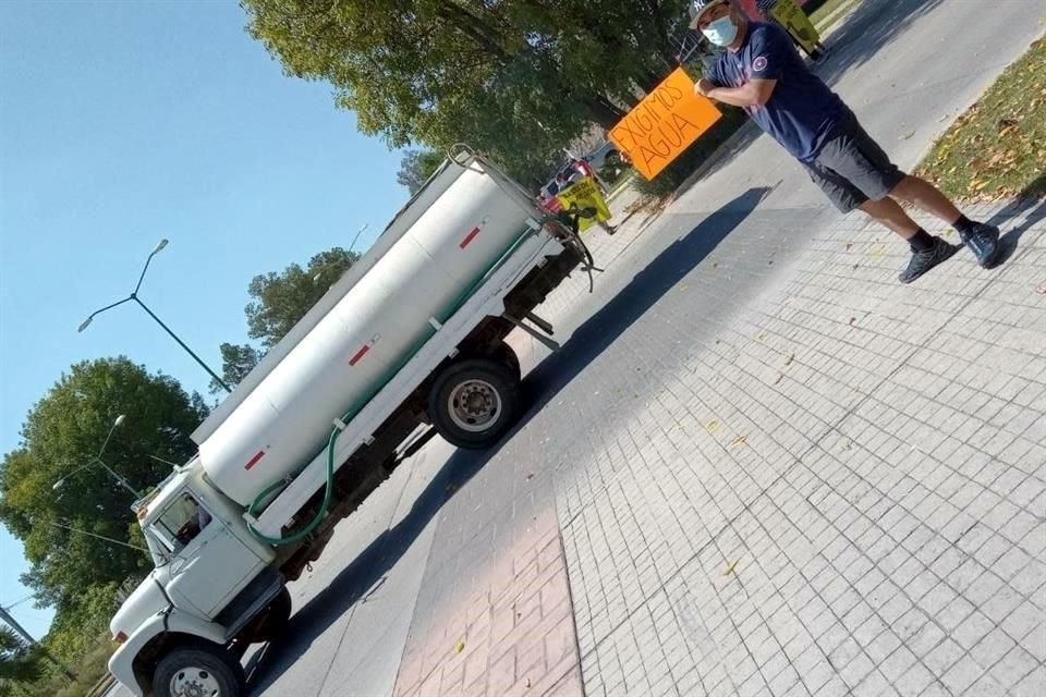 'Exigimos agua', decían varios de los carteles que llevaban algunos de los vecinos durante la manifestación la tarde de ayer.