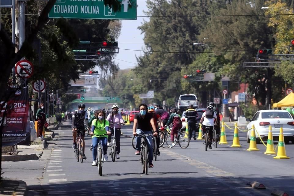 De acuerdo con Semovi, tras los peores momentos de la pandemia de #Covid_19 se ha incrementado el número de personas que pasean en bicicleta los domingos.