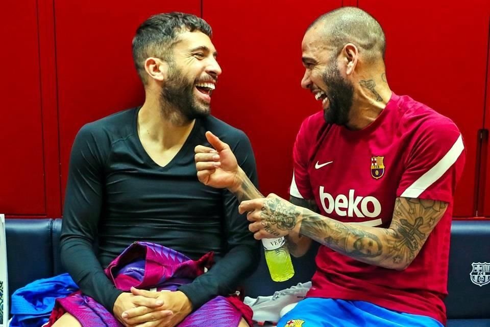 Dani Alves ya saludo a algunos de sus compañeros en el Barcelona.