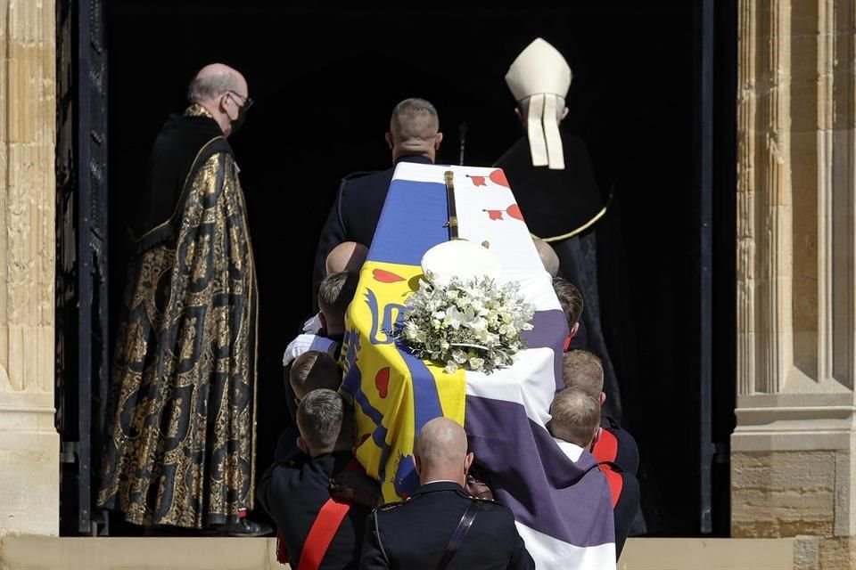 El cuerpo de Felipe ingresó a la Capilla de San Jorge, en el Castillo de Windsor, a las 15:00 horas tiempo local. En ese mismo lugar fue donde se casó con la Reina Isabel hace 73 años.