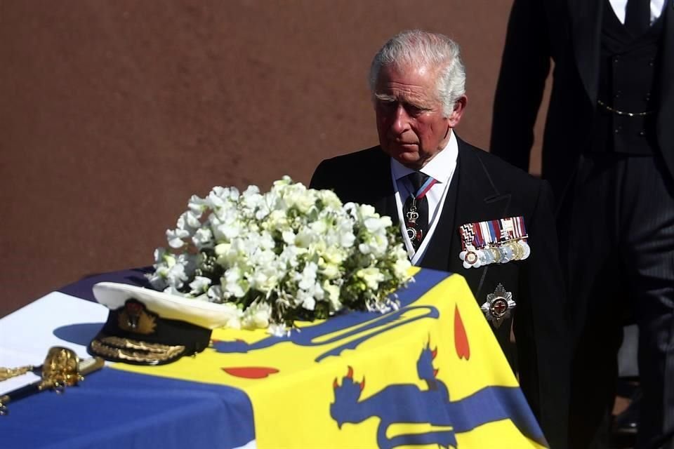 El Príncipe Carlos, heredero al trono, siguió a pie el ataud, desde el Castillo de Windsor hasta la Capilla de San Jorge.