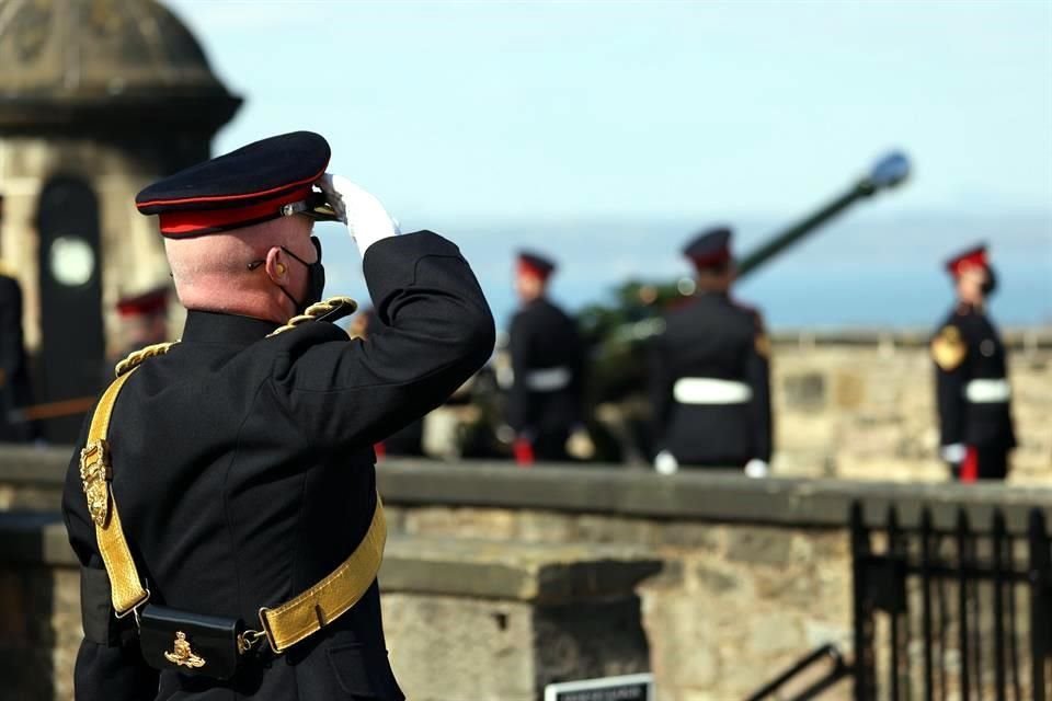 Una ronda simple de cañonazos marcó el inicio y el fin del minuto de silencio nacional que se dio momentos antes del conmienzo de la ceremonia fúnebre del Príncipe Felipe.