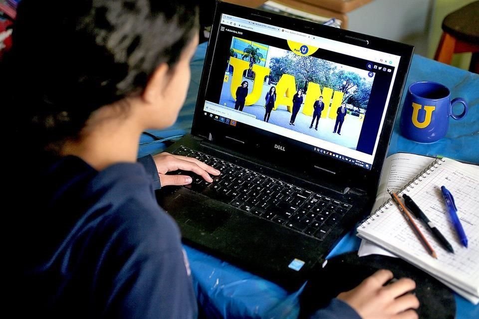 El principal reto que enfrentó la institución fue la capacitación de los más de 7 mil profesoras y profesores que conforman la planta docente.