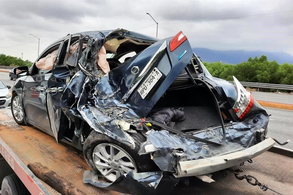 A pesar del aparatoso accidente, Claudia Sánchez, conductora de un vehículo Nissan Sentra, resultó con golpes leves y se trasladaría por sus medios a una valoración médica.