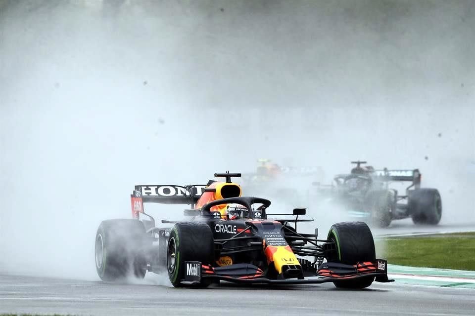 Max Verstappen tuvo una gran largada y se coló al primer lugar.