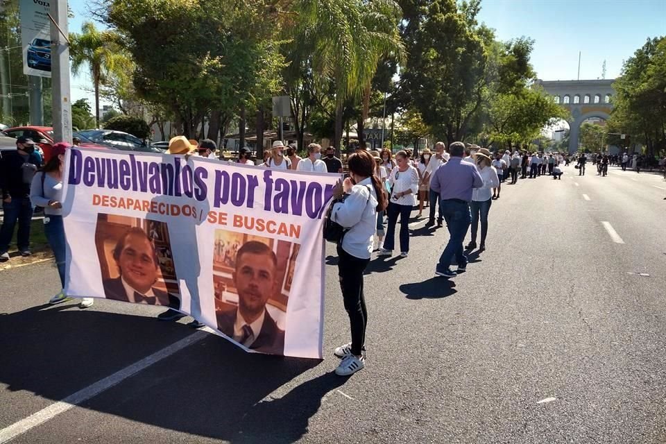 Marcharon con lonas y cartulinas, algunos en medio de rezos.