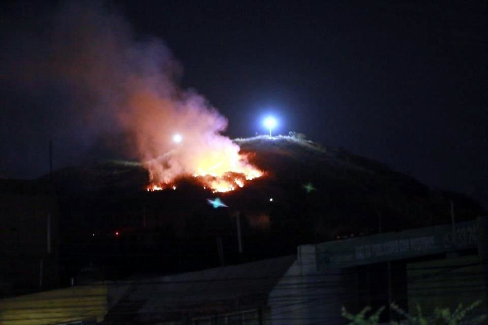 Incendio en el Cerro del Tesoro afectó siete hectáreas y fue sofocado durante la noche; tiene trunca declaratoria de Área Natural Protegida.