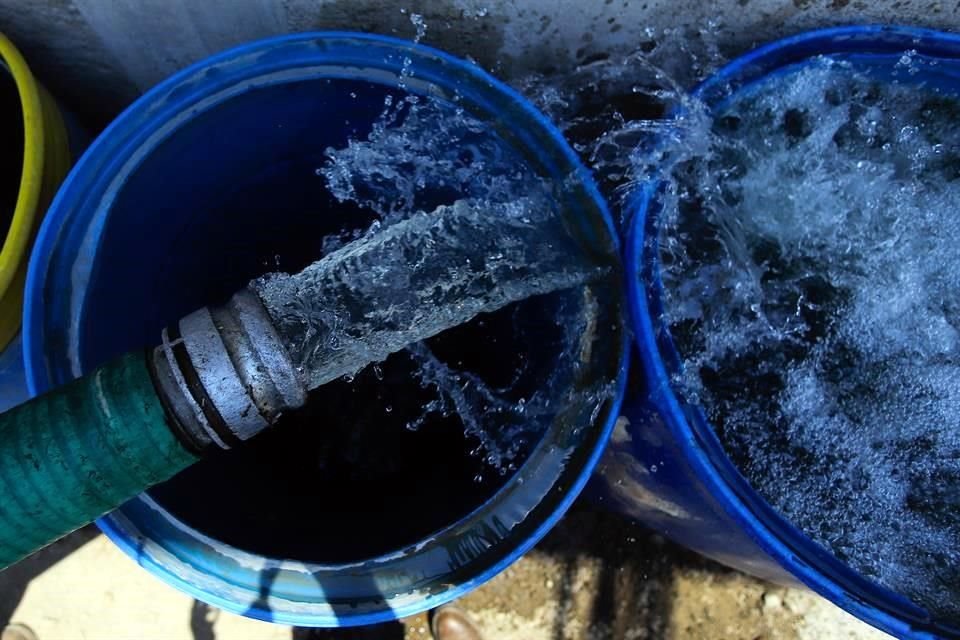 Durante los trabajos de reparación, fueron enviadas 10 pipas de agua potable, como parte del operativo para mitigar la escasez, señaló el organismo. 