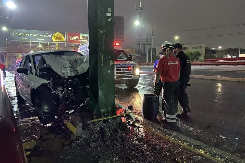 El auto de la víctima se estrelló contra la base de una anuncio, en el Puente Félix U. Gómez.