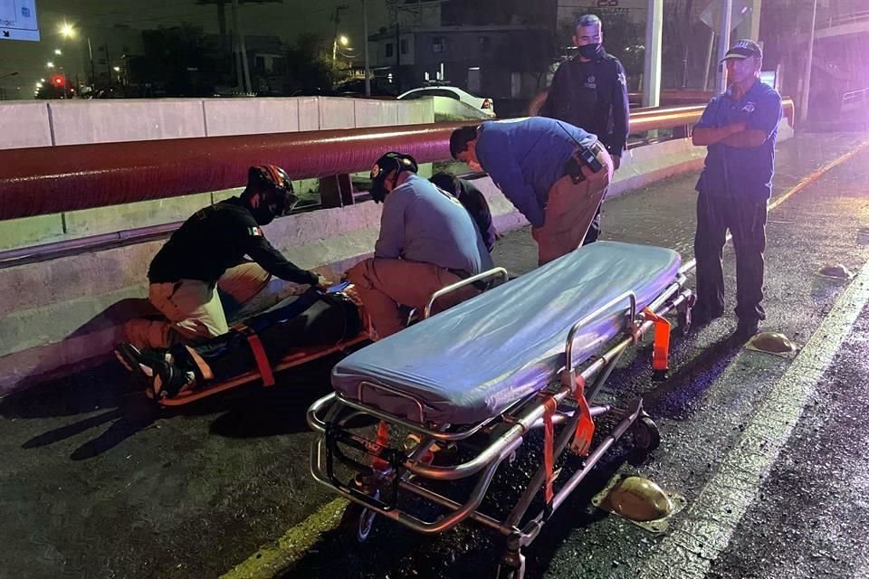 Paramédicos atendieron a Óscar Carmona, pero el conductor se negó a ser trasladado.