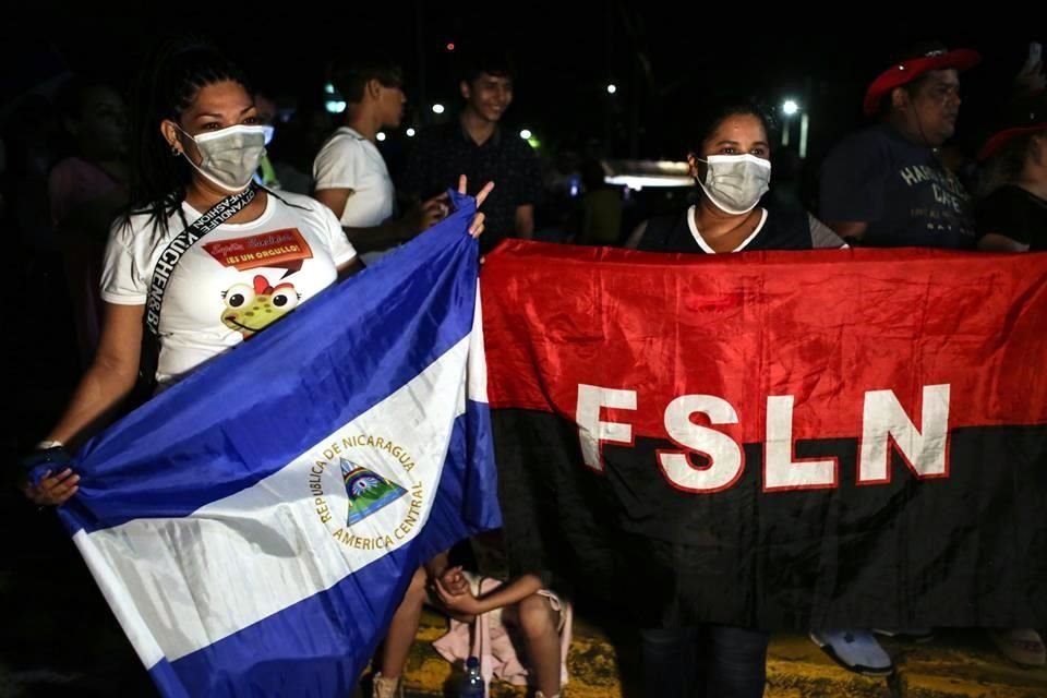 Simpatizantes del Presidente de Nicaragua, Daniel Ortega y de la candidata a la vicepresidencia, Rosario Murillo, celebran durante las elecciones del 7 de noviembre.