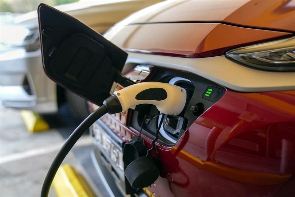 Actualmente la deducción de impuestos por la compra de autos eléctricos, híbridos o a hidrógeno es de hasta 250 mil pesos.