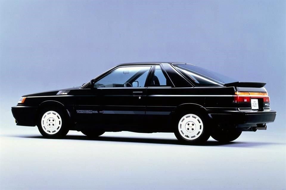 Hikari tenía motor de 1.6 litros con 80 caballos, además de ofrecer una versión Turbo con 93 caballos que fue un desarrollo mexicano