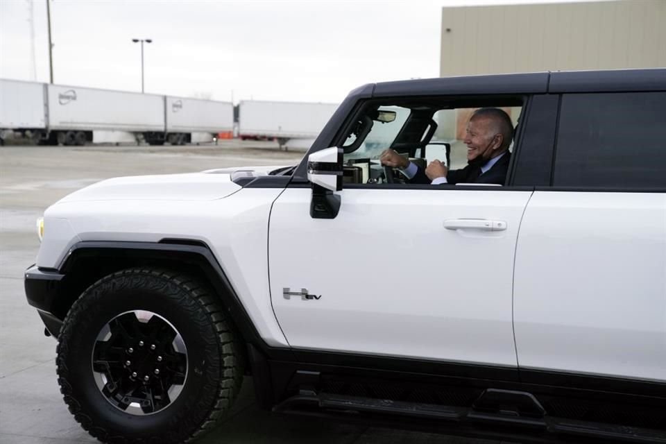 El Presidente Joe Biden conduce una Hummer en la planta de General Motors Factory ZERO de vehículos eléctricos.