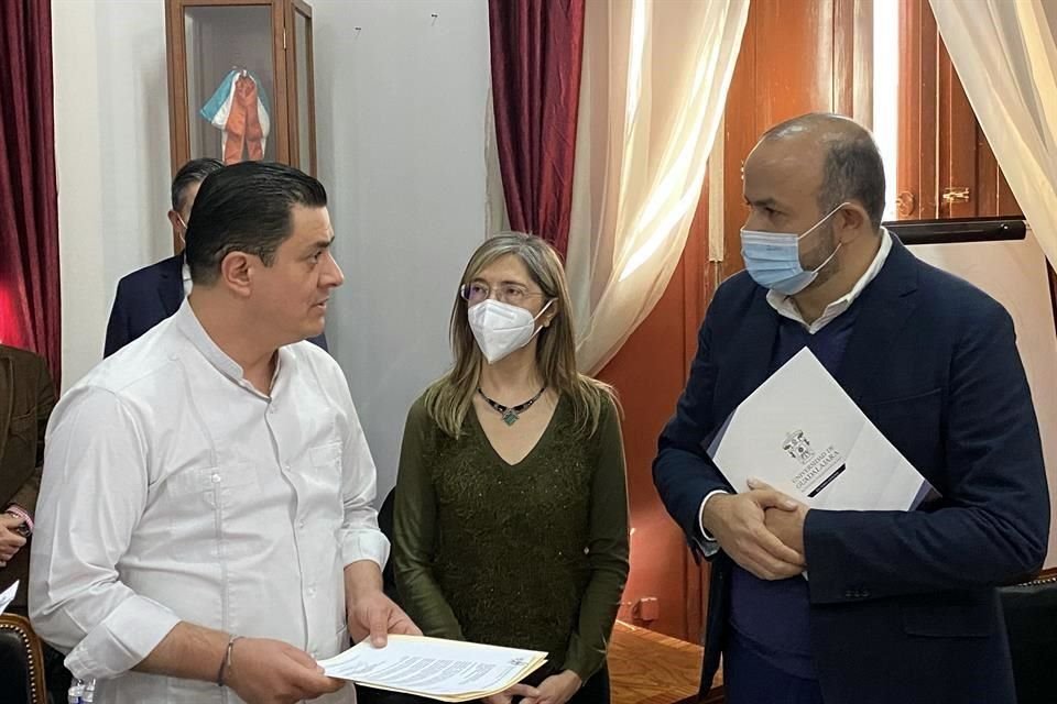El Rector de la UdeG, Ricardo Villanueva (der.), acudió al Congreso local para solicitar un encuentro con diputados para discutir el presupuesto 2022.