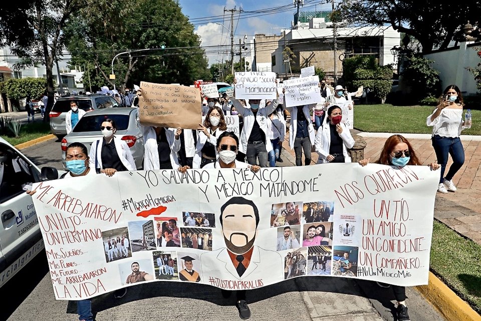 Tras el asesinato del médico pasante Luis Fernando Montes de Oca, en límites con Zacatecas, se ha exigido justicia y mayor seguridad.
