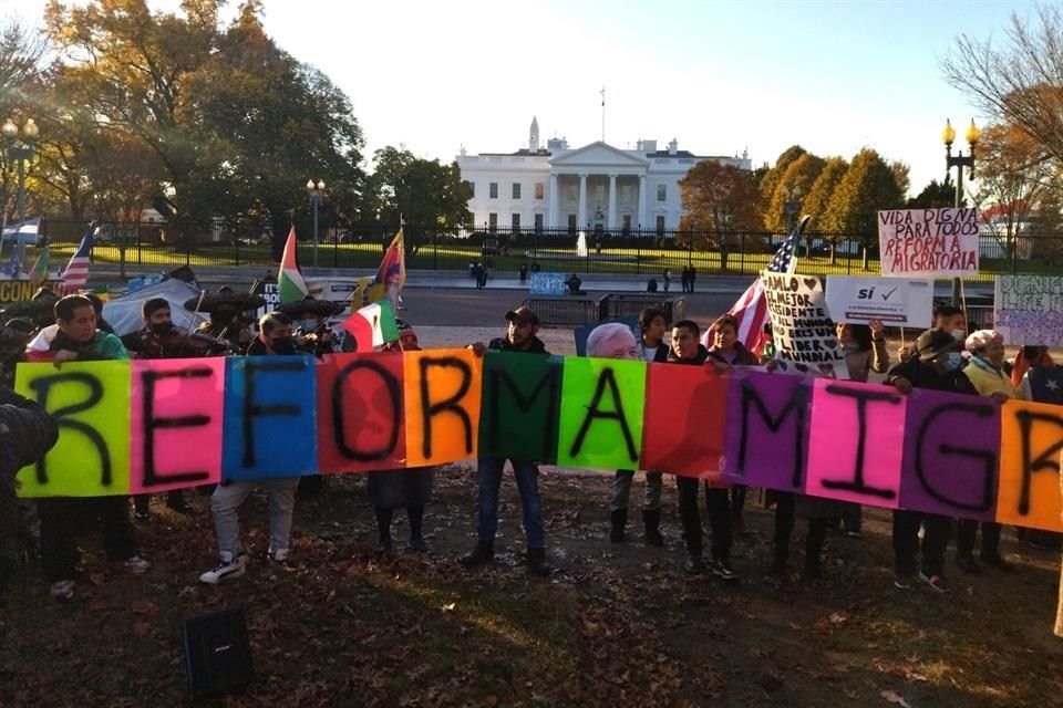 Con lonas, pancartas, altavoces y música de mariachi, los migrantes mexicanos demandan la regularización de 11 millones de personas.