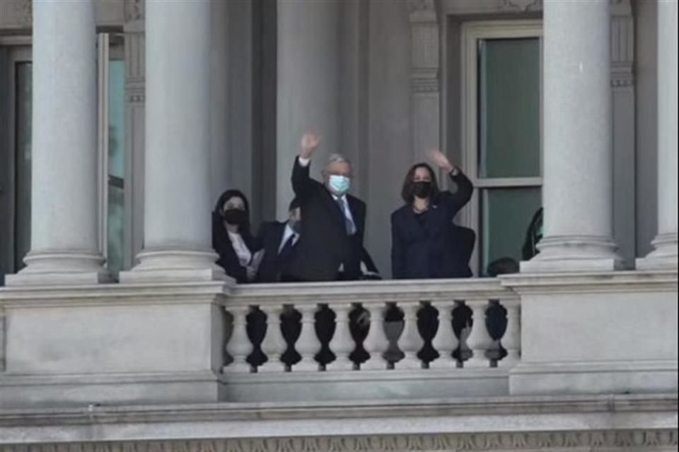 El Presidente López Obrador y la Vicepresidenta Kamala Harris saludan a las cámaras en Washington.