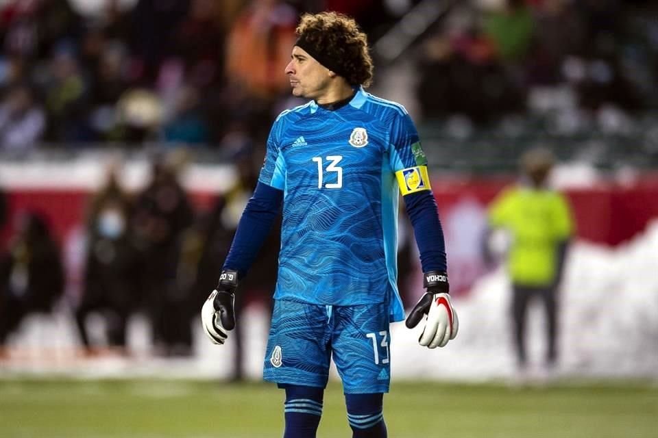 Guillermo Ochoa batalló en el juego ante Canadá.