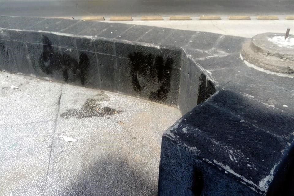 Al monumento en la Calzada Independencia y Medrano le robaron unas esferas de cantera.