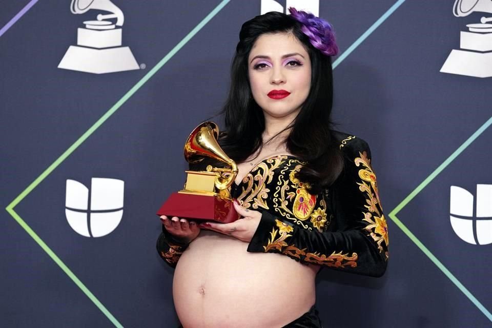 Mon Laferte celebró su Grammy por 'Seis' su más reciente producción