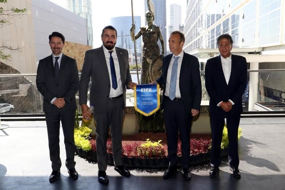 El comité organizador de Guadalajara, encabezado por el presidente de las Chivas, Amaury Vergara, le dio la bienvenida al director de competiciones y eventos de la FIFA.