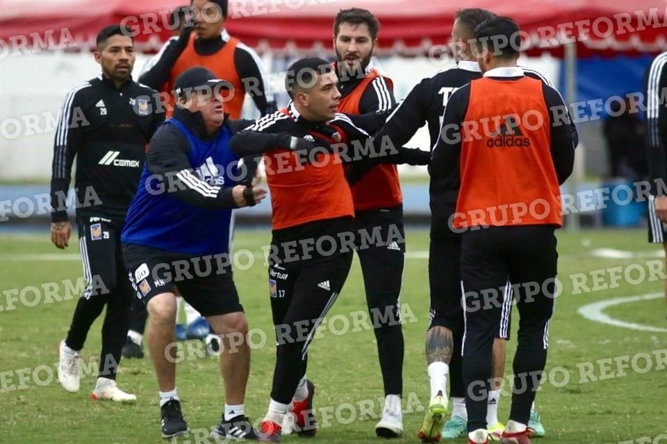 Miguel Herrera separó a los dos jugadores.