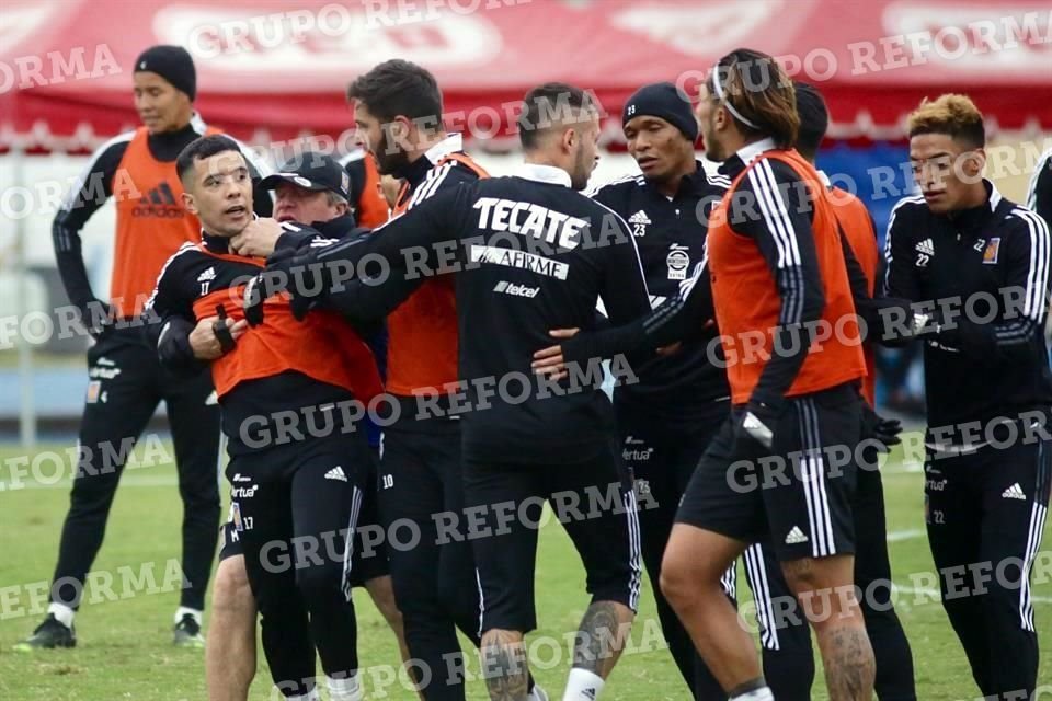 Varios jugadores tuvieron que meterse.
