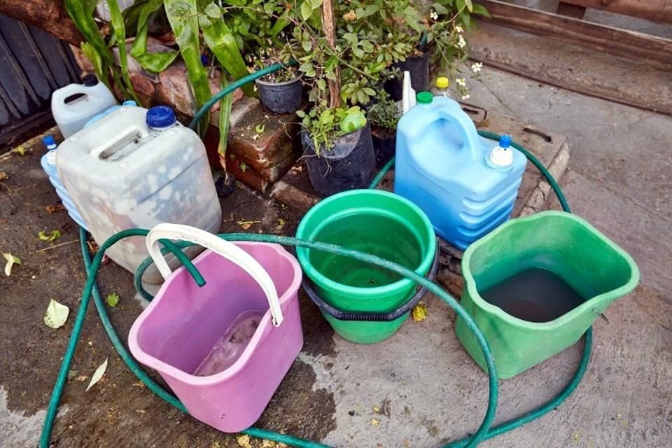 Vecinos tienen que almacenar el agua en cubetas cada vez que les llega, ya que el servicio no es constante.