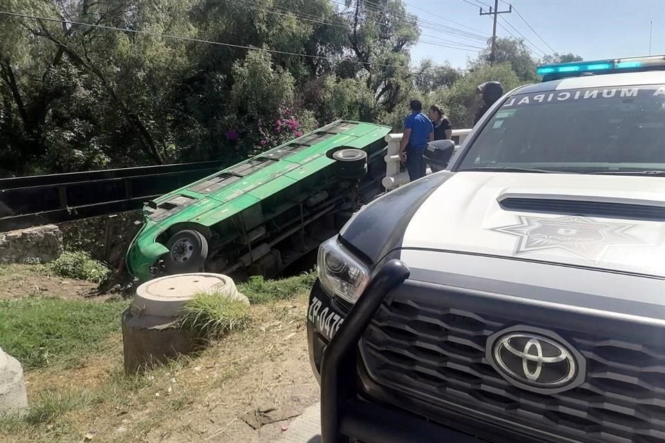 El automotor con pasajeros se salió de la cinta asfáltica y cayó de costado a un canal pluvial.