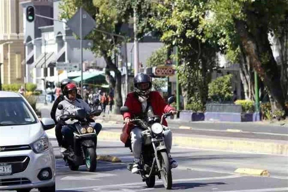 A 4 años de que fueran planteadas por la CAMe, autoridades no han emitido normas para regular emisiones contaminantes de motos en CDMX.