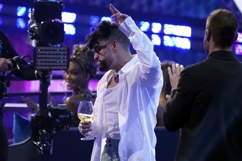 Bad Bunny saludó a la audiencia de los American Music Awards 2021.