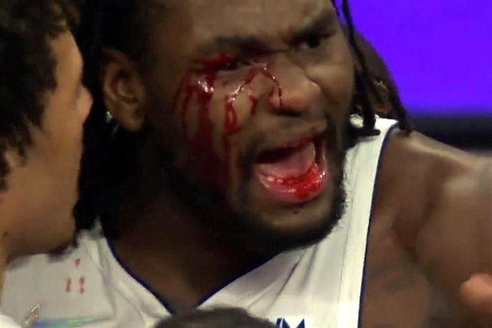 Stewart trató de llegar hasta LeBron, pero un mar de elementos de seguridad y de los Detroit Pistons hizo de todo para que éste no agrediera a James.