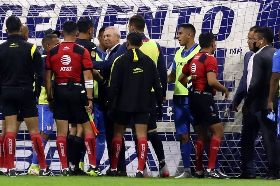 Jesús Corona se calentó al final del primer tiempo y Javier Aguirre fue a calmarlo.