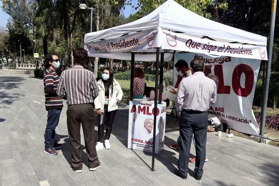 Un módulo de recolección de firmas para la consulta instalado la semana pasada en la Alameda Central de la Ciudad de México.