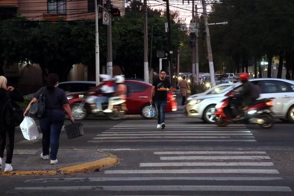 Las vueltas continuas a la derecha, o con flecha a la izquierda -y otras prohibidas que hacen los automovilistas- propician que este crucero sea un riesgo constante.