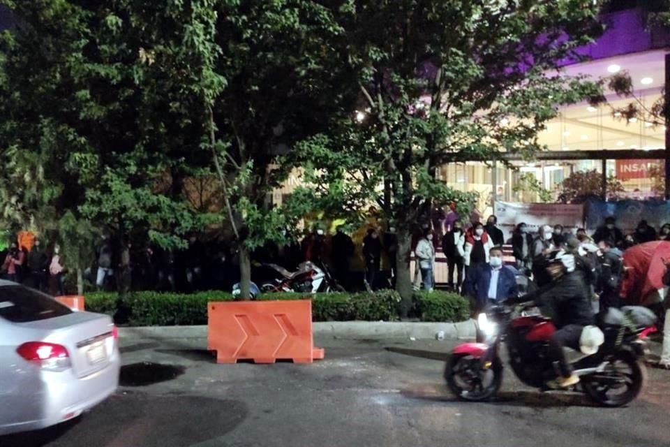 Ex empleados de salud que exigen plazas bloquearon accesos al edificio del Insabi, en CDMX, y retienen al menos a 300 empleados al interior.