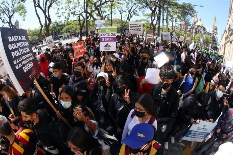 Integrantes del Sindicato de Trabajadores Académicos de la UdeG y de la Federación de Estudiantes Universitarios se manifestaron afuera del Congreso local.