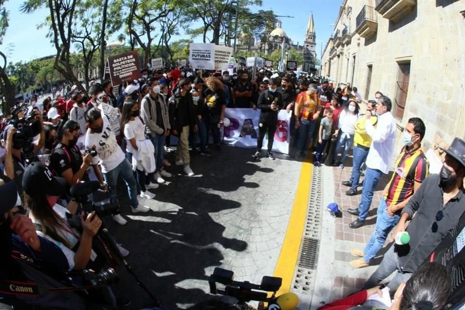Integrantes del Sindicato de Trabajadores Académicos de la UdeG y de la Federación de Estudiantes Universitarios se manifestaron afuera del Congreso local.