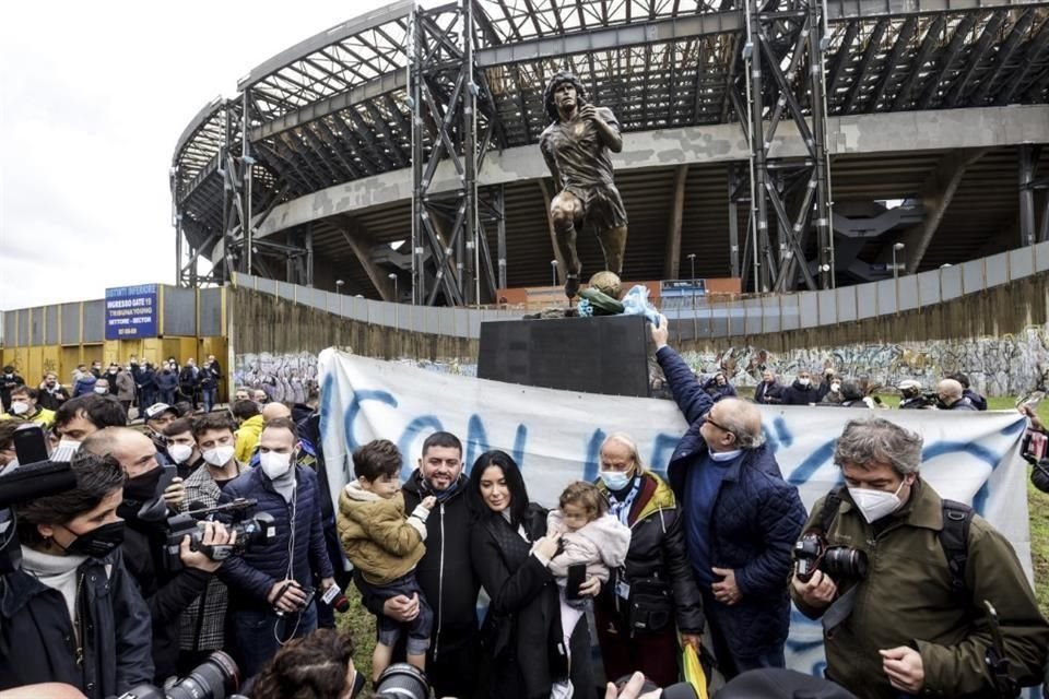 Se develó la estatua de Maradona en el estadio que lleva su nombre en Nápoles.