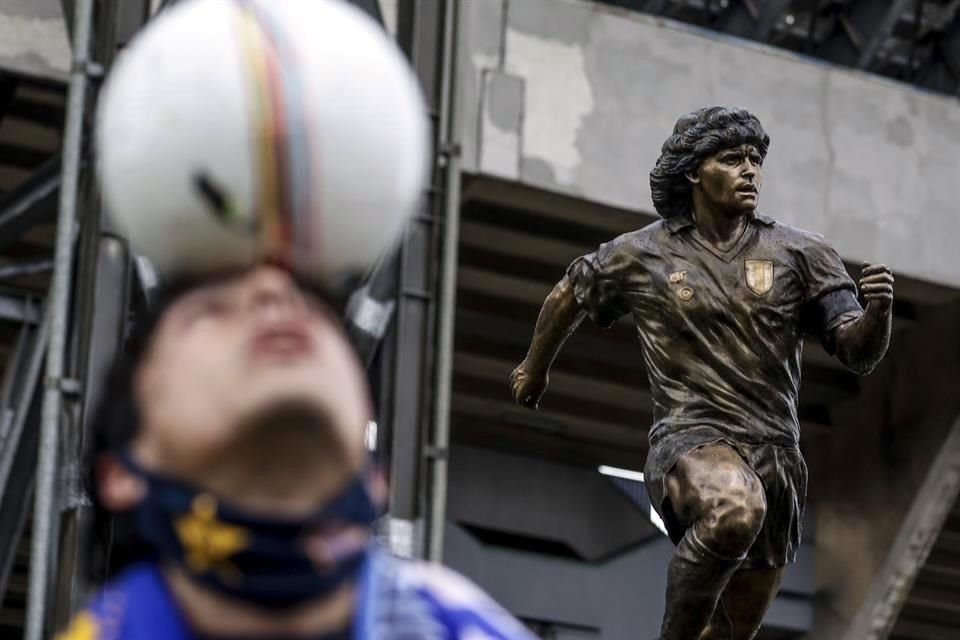 Esta es la estadua de Diego Armando Maradona.