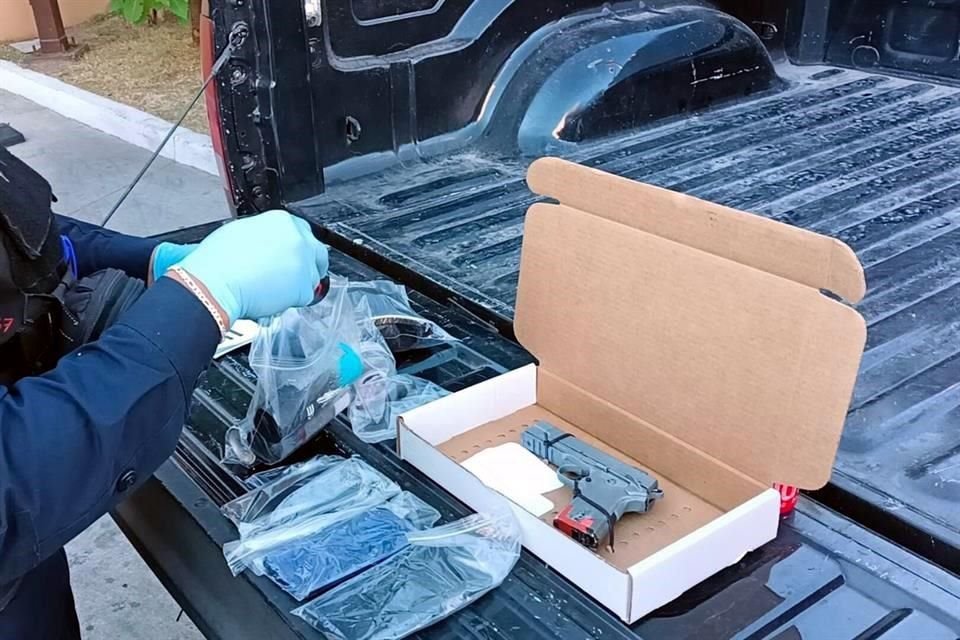 Un grupo de seis sospechosos entraron a una farmacia en la Colonia Lomas Independencia, de Guadalajara, y le robaron al negocio,  pero también 'limpiaron' a los clientes.