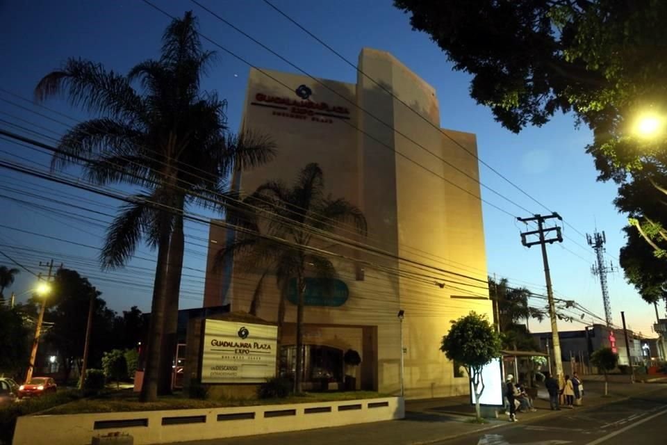 A poco más de un año y siete meses de que comenzó la pandemia, el Hotel Guadalajara Plaza Expo, sigue sin operar. 