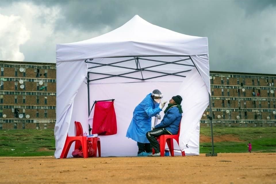 Personal médico aplica una prueba de Covid a un residente de Johannesburgo, Sudáfrica.