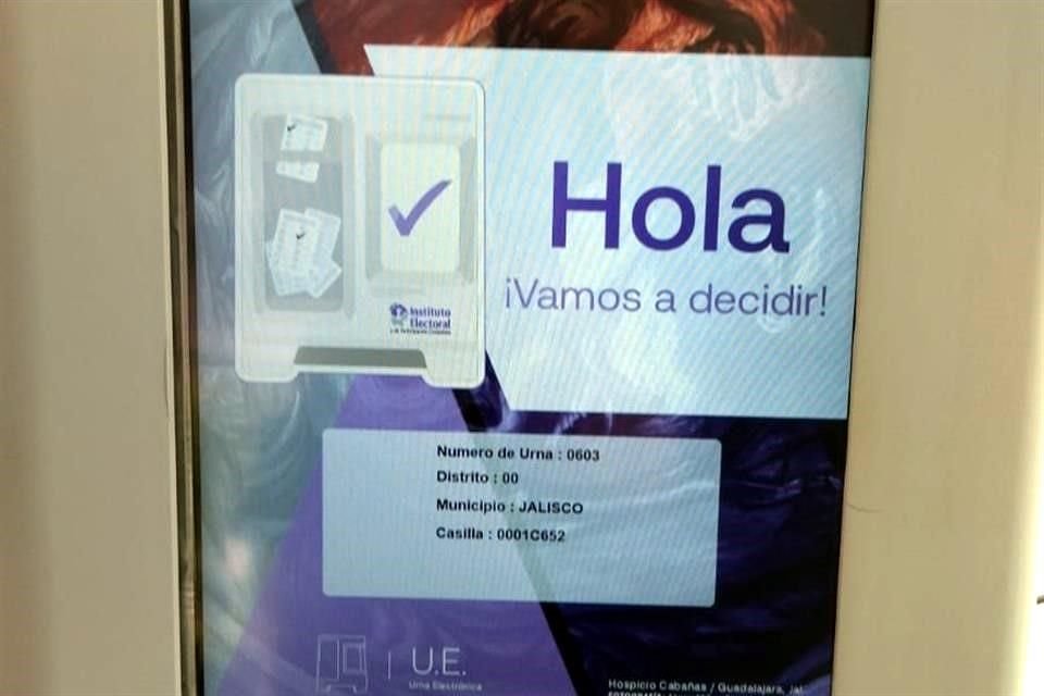 Los encargados de cada Centro de Recepción de Opinión colocarán tinta indeleble a los participantes.