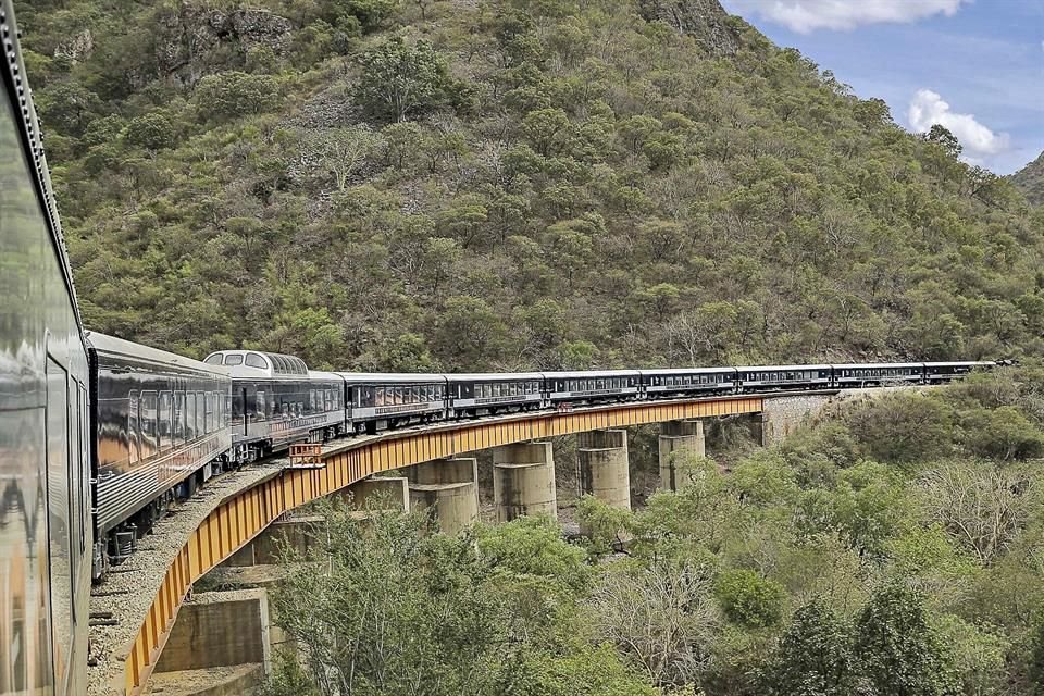 Quienes viajan a bordo del Chepe Express, por ejemplo, pueden planear un itinerario para admirar algunas de estas alternativas.