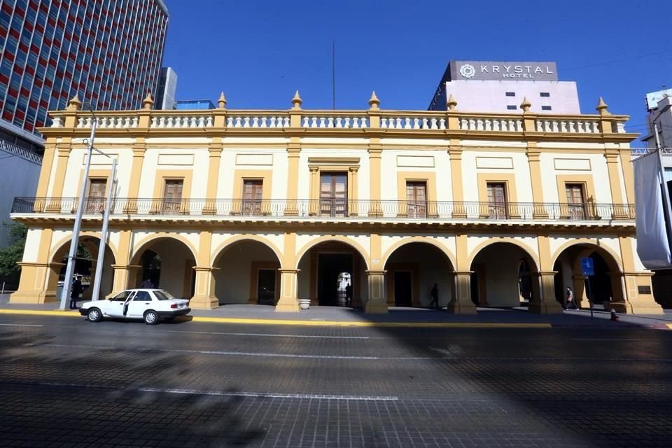 Entre los personajes a los que se atribuye la construcción o intervención del edificio destaca el ingeniero militar Antonio Salas, en 1818.