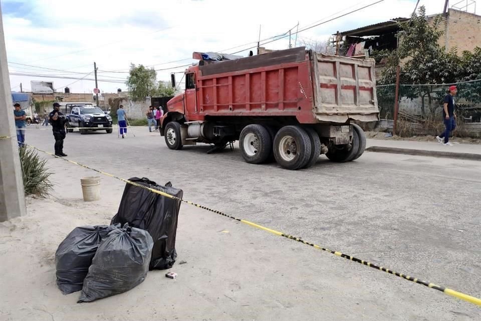 Un menor de edad murió golpeado por un tractocamión en Zapopan; el causante fue detenido por la Policía del Municipio.