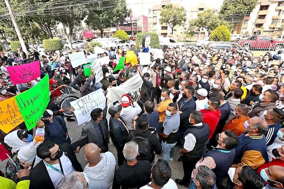 La Feria Internacional del Libro de Guadalajara tuvo un arranque agitado por dos grupos de personas que se manifestaron por el conflicto en la UdeG.