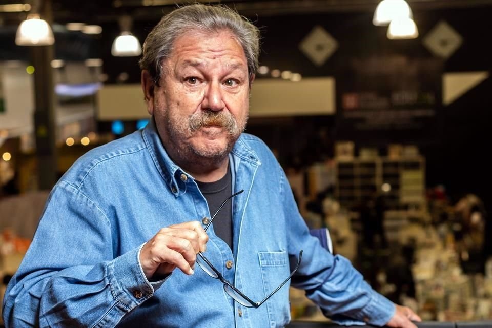 Además de presentar nuevo libro, Paco Ignacio Taibo II trajo la colección '21 para el 21' de el FCE.